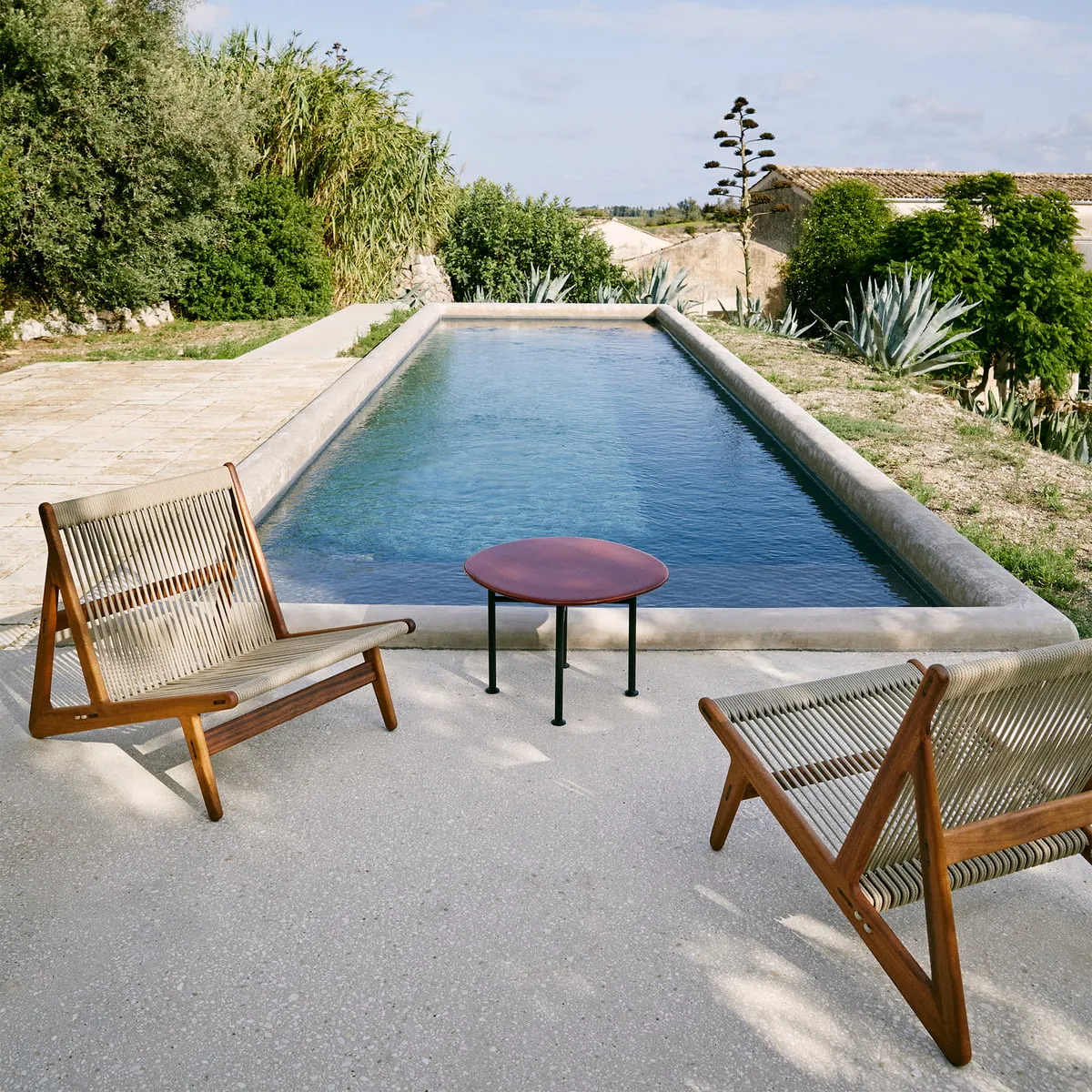 Gubi - MR01 Outdoor Lounge Chair, Iroko nature / Sunfire Melange beige sand